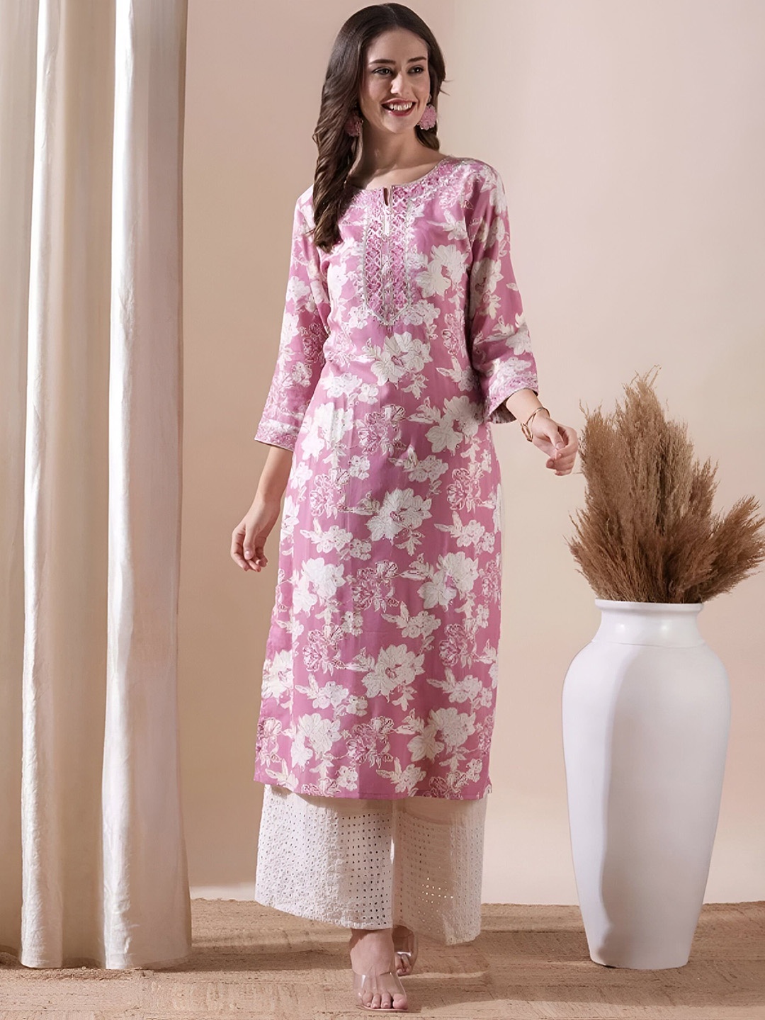 

Wawlooks Floral Printed Notch Neck Straight Kurta, Pink