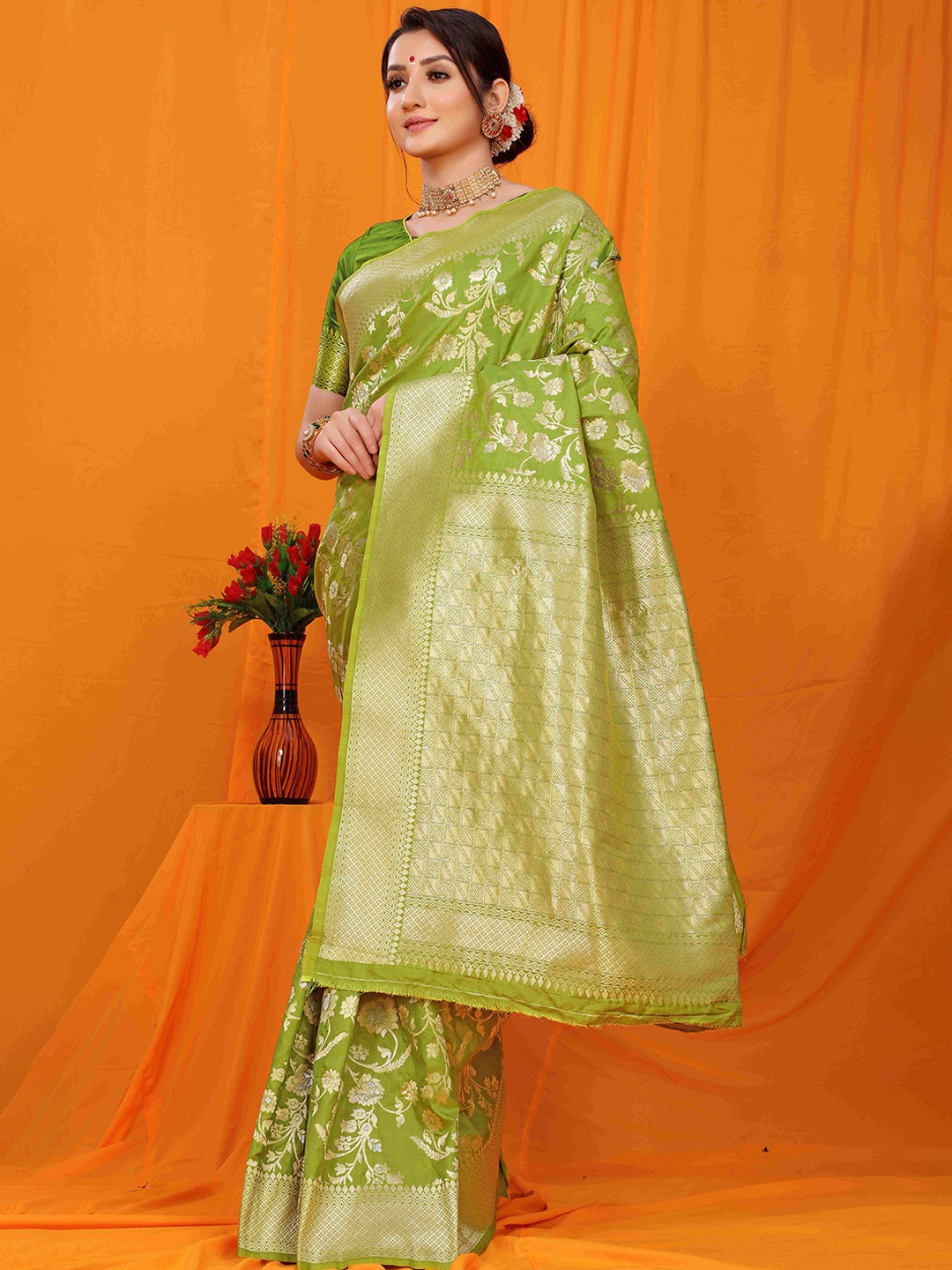 

amirat Woven Design Zari Pure Silk Banarasi Saree, Green