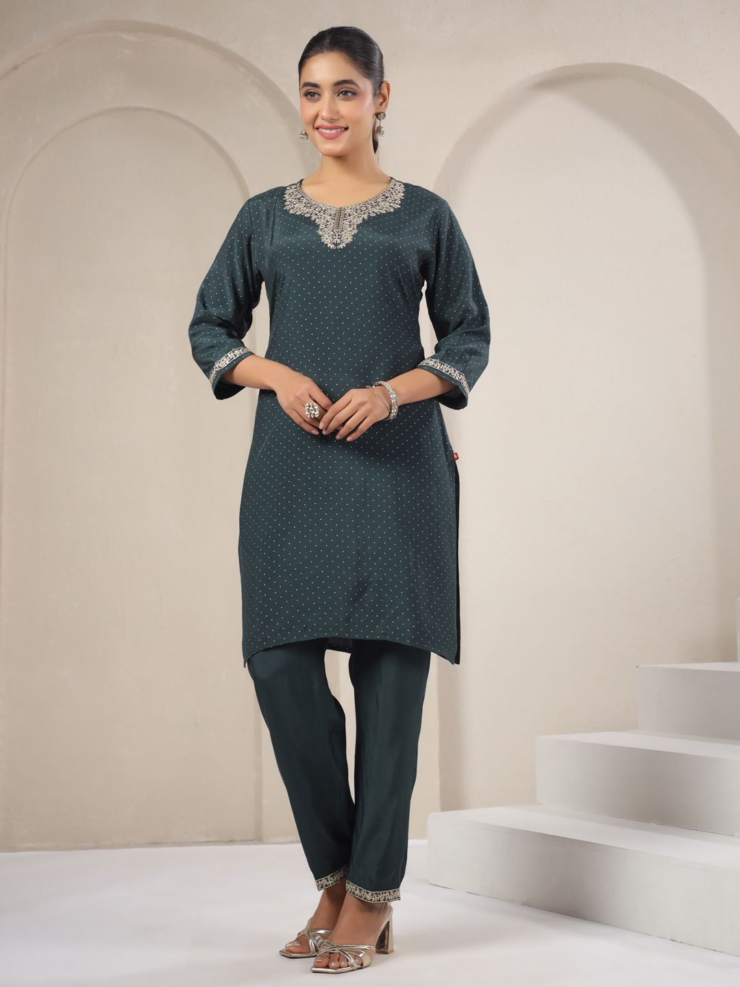 

Span Floral Embroidered Round Neck Sequinned Straight Kurta With Trousers, Green