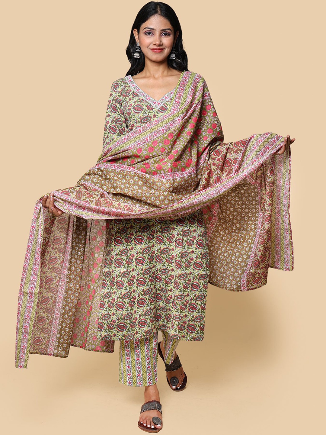 

KELLPAR Women Floral Printed Regular Kurta with Trousers & With Dupatta, Green
