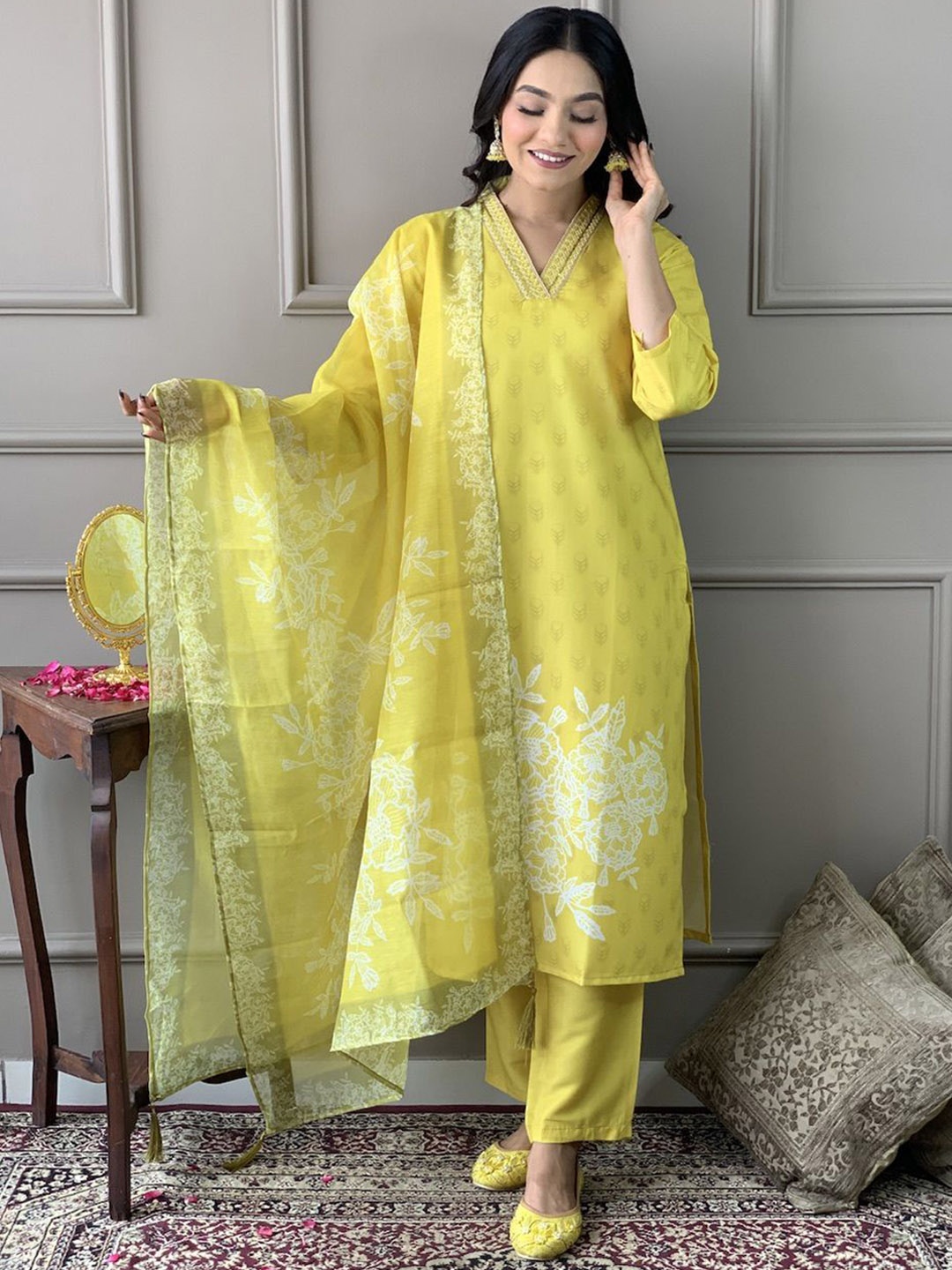 

KOTRONS Floral Printed V-Neck Straight Kurta With Trousers, Yellow
