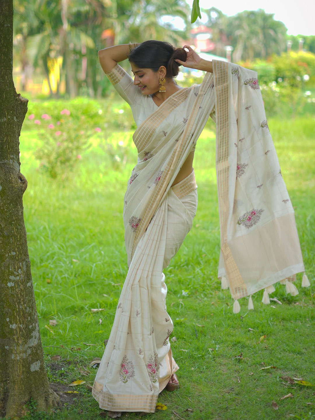 

Kandora Floral Embroidered Zari Jute Silk Saree, White