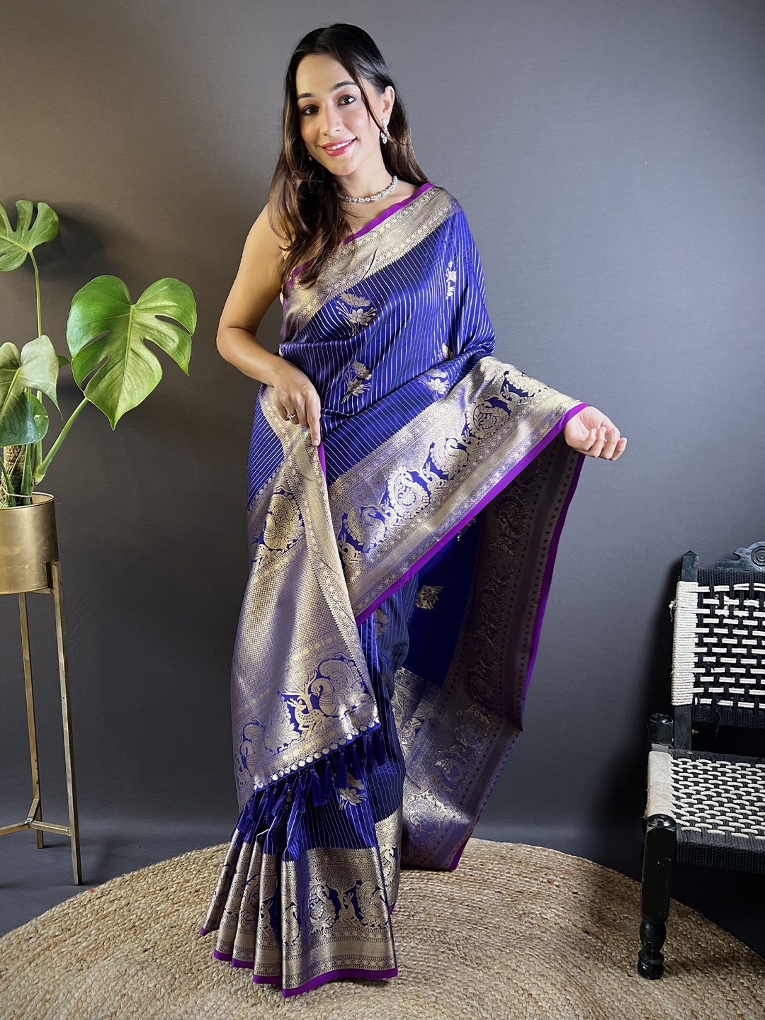 

HEER FASHION Woven Design Zari Silk Blend Kanjeevaram Saree, Violet