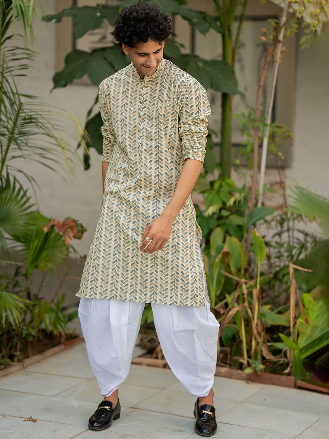 

Shasak Floral Printed Mandarin Collar Cotton Straight Kurta, White