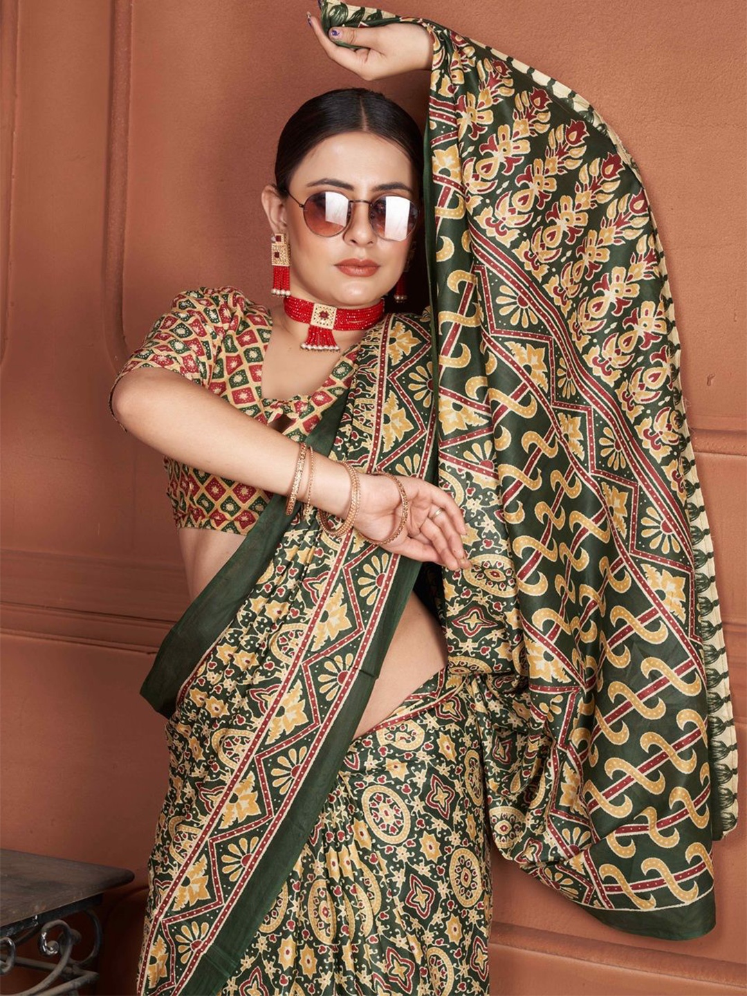 

HERE&NOW Women Ethnic Printed Pure Cotton Ikat Saree, Green