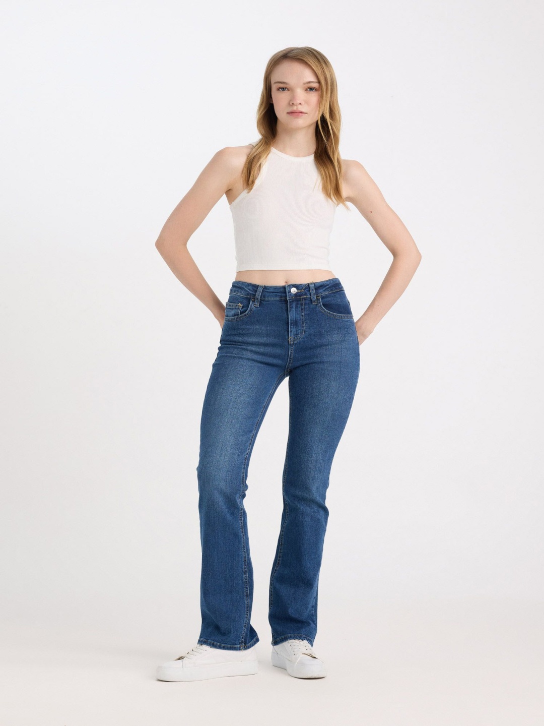 

DeFacto Women Regular Fit Mid-Rise Light Fade Stretchable Jeans, Na