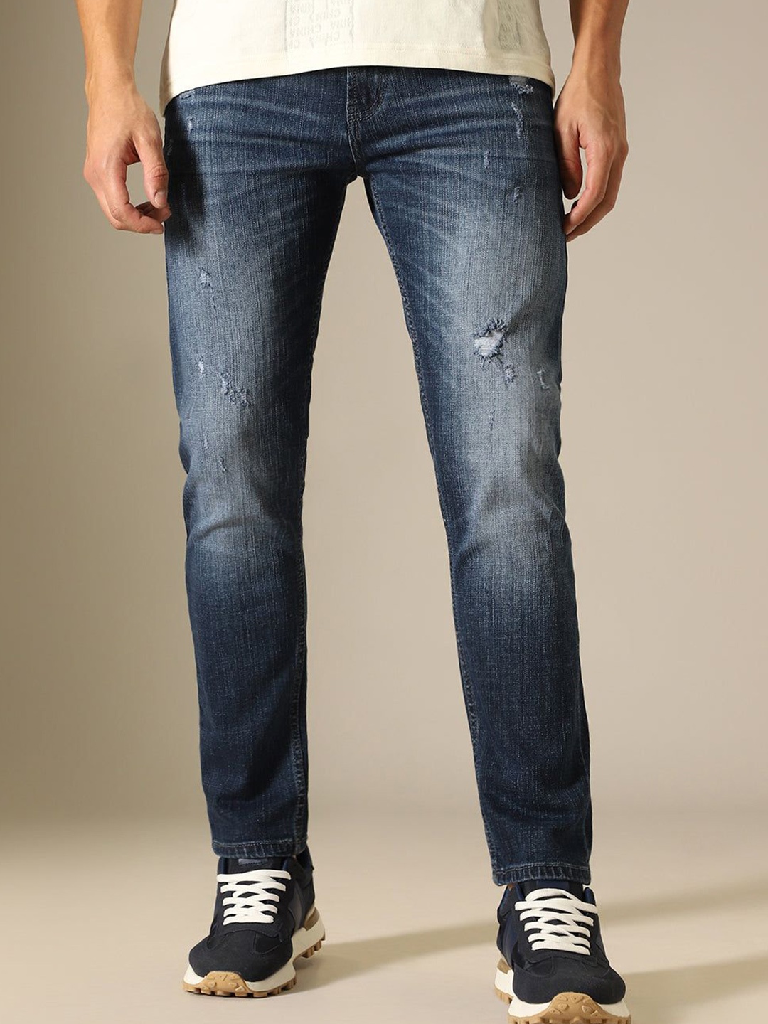 

Banana Club Men Slim Fit Low Distress Light Fade Stretchable Mid-Rise Jeans, Blue