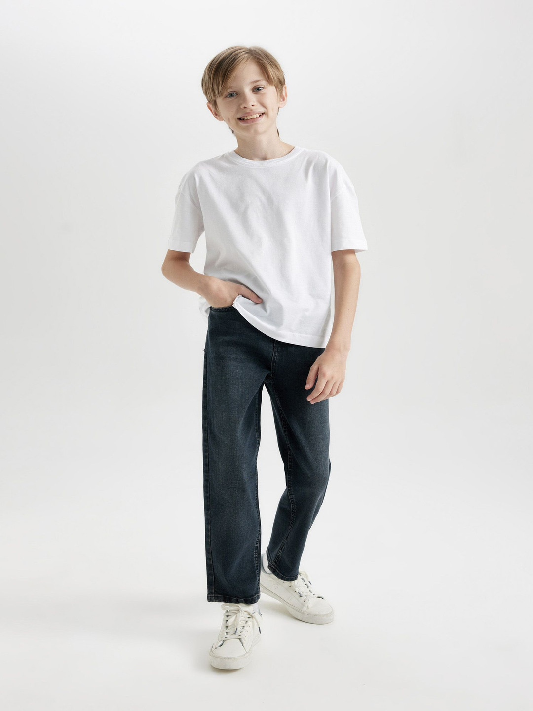

DeFacto Boys Mid-Rise Light Fade Regular Fit Jeans, Blue