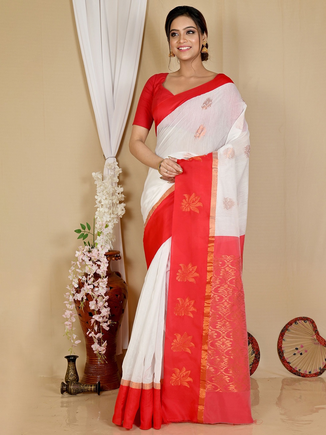 

DipDiya Kakin Woven Design Zari Taant Saree, White