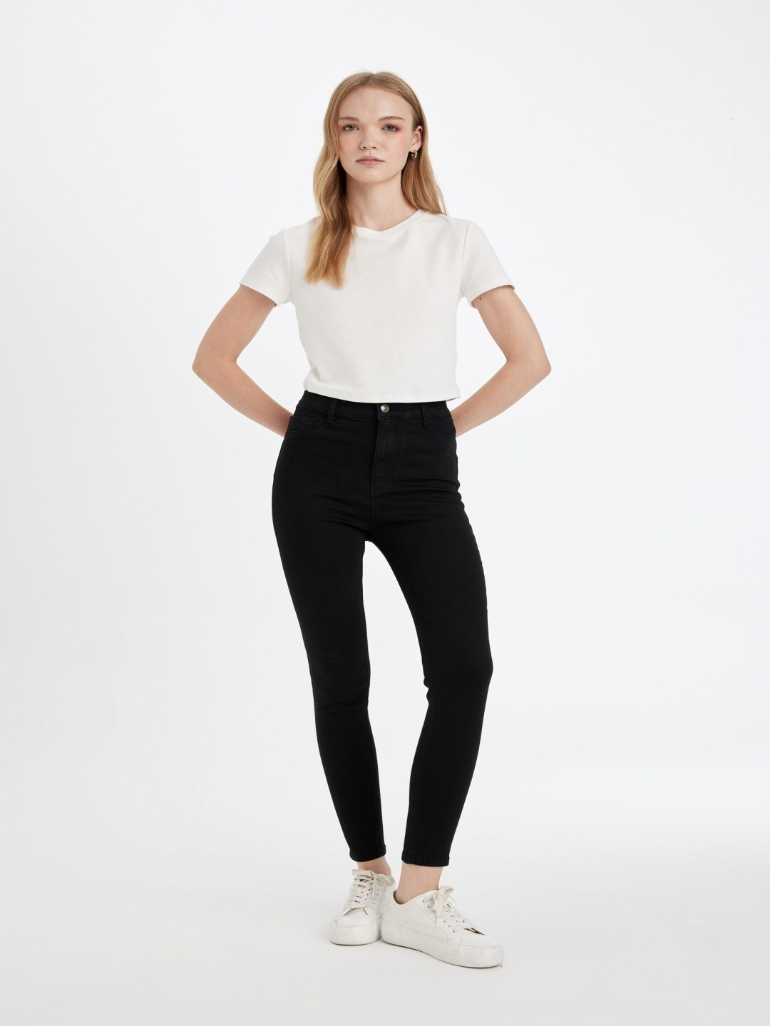 

DeFacto Women Mid-Rise Regular Fit Trousers, Black