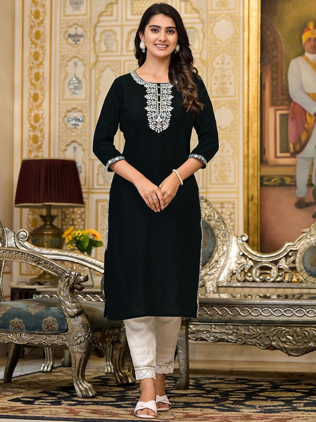 

Juniper Thread Work Round Neck Straight Kurta, Black