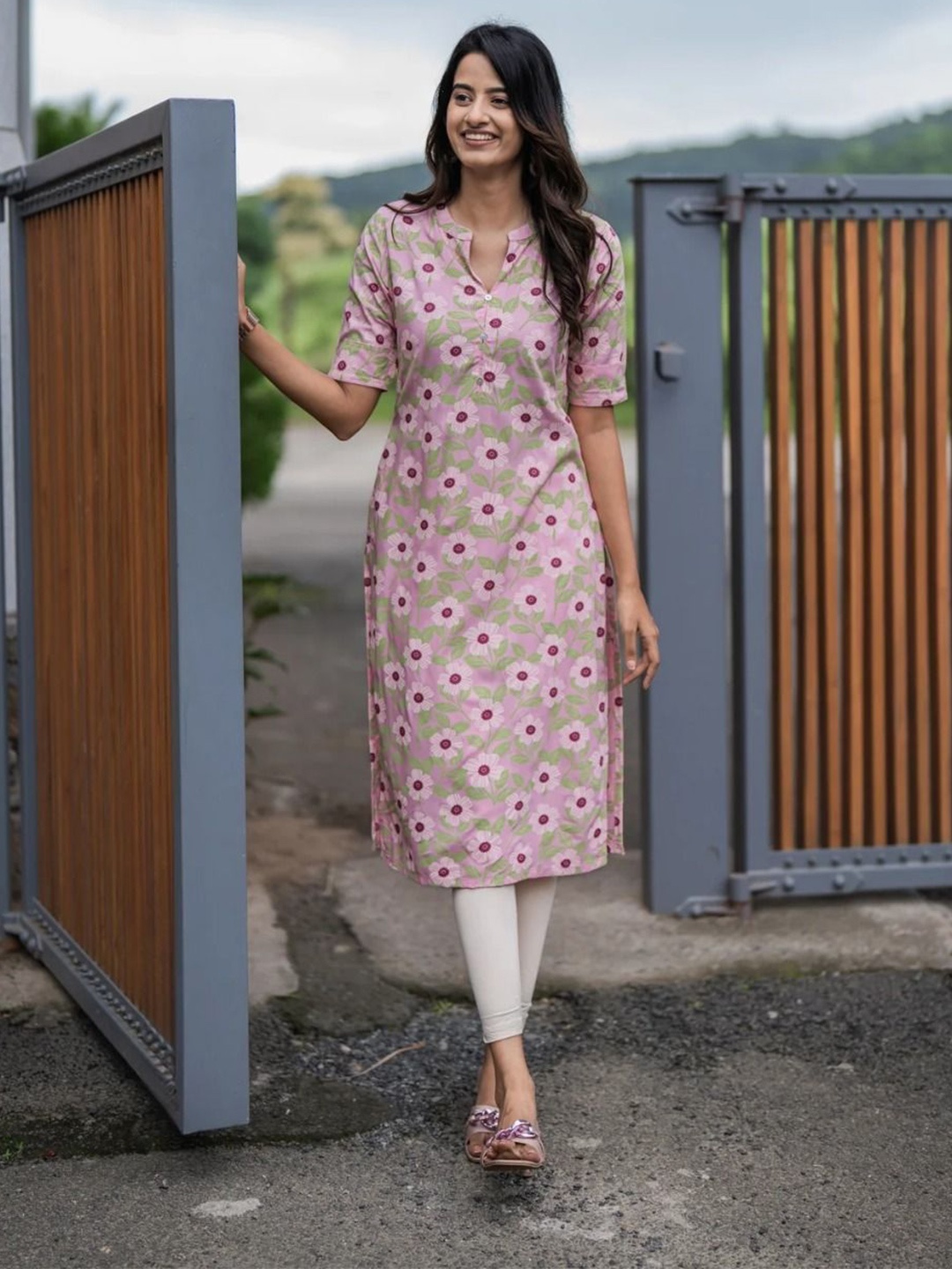 

BINDUDI Floral Printed Mandarin Collar Straight Kurta, Pink