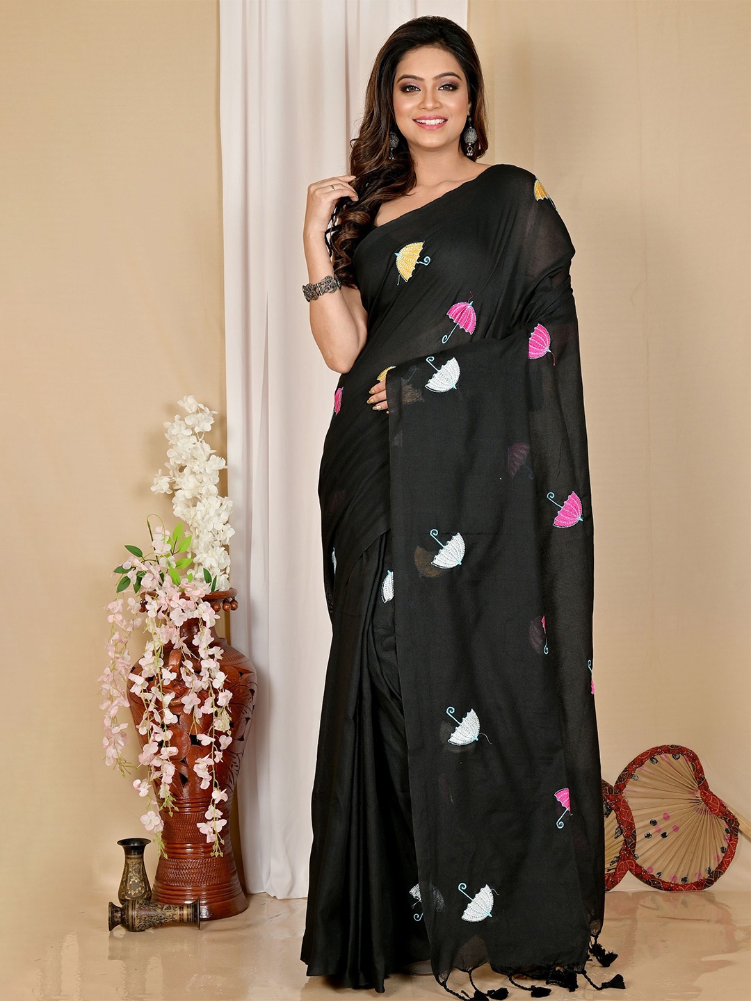 

DipDiya Abstract Embroidered Pure Cotton Taant Saree, Black