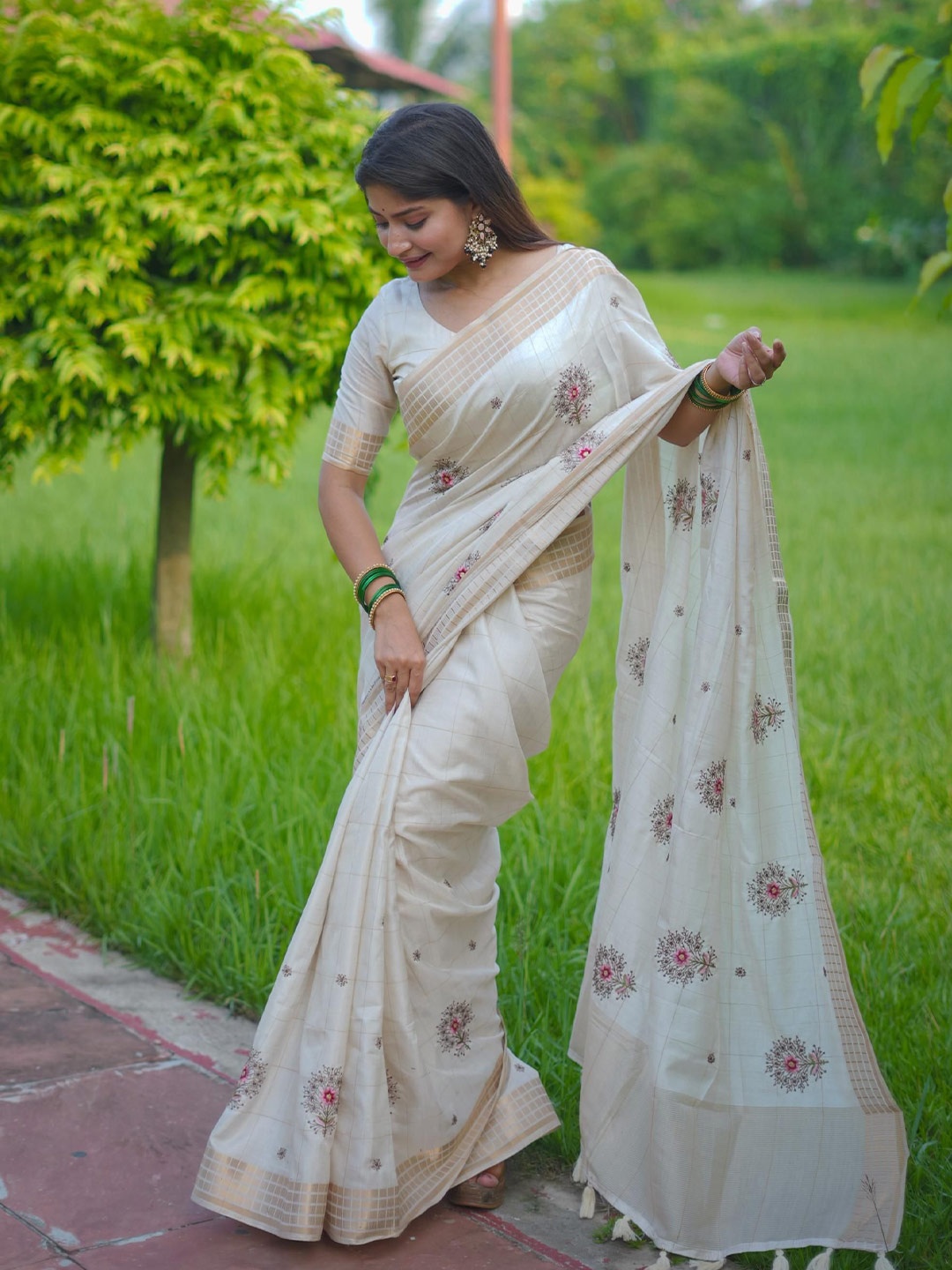 

Kandora Floral Embroidered Zari Saree, White