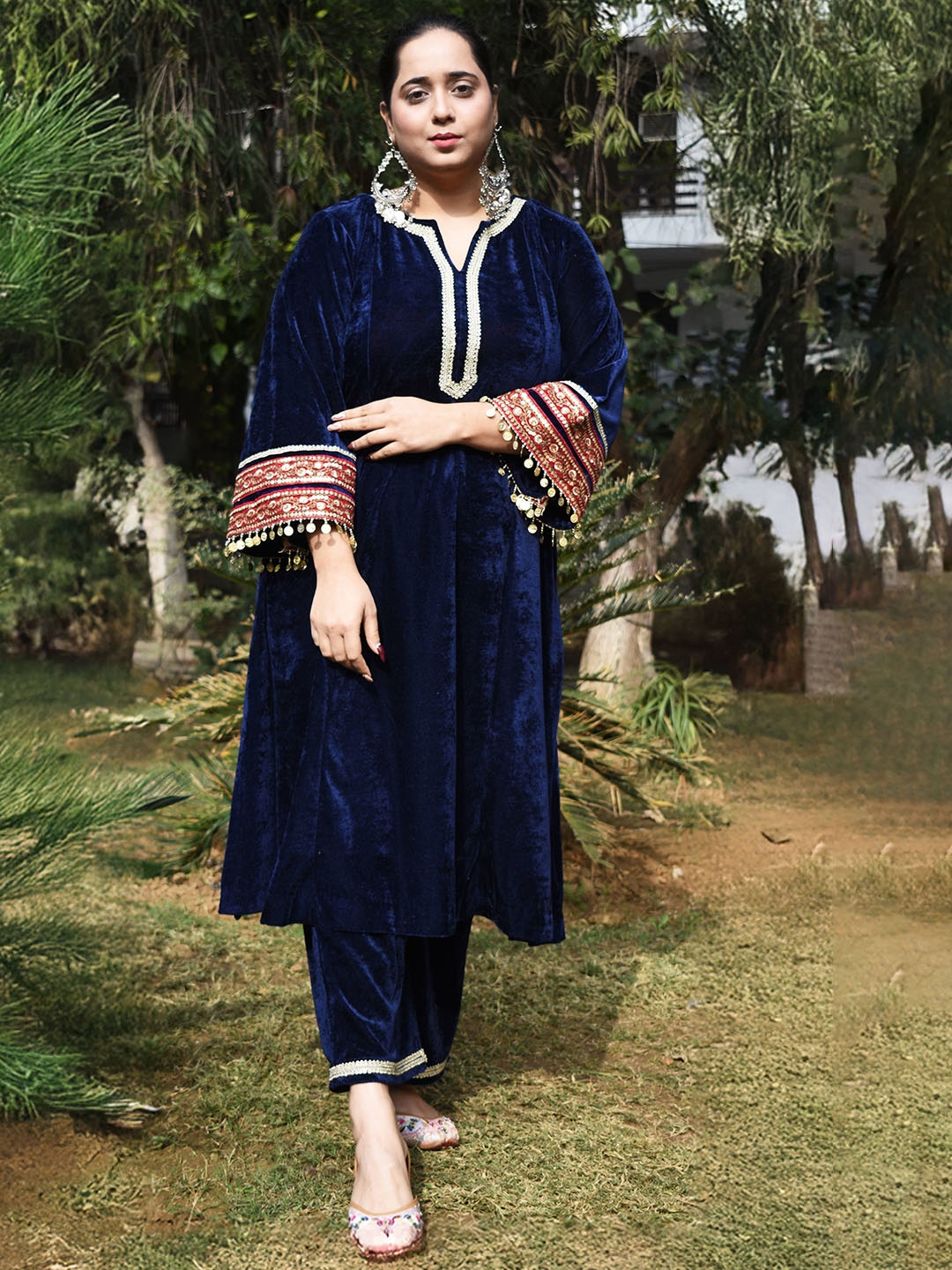 

KHUSHBOO AND PANKAJ Embroidered Gotta Patti Notch Neck Velvet Kurta With Trousers, Blue