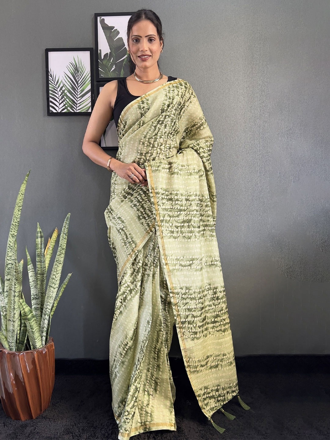 

A TO Z CART Bandhani Printed Saree with Blouse Piece, Green