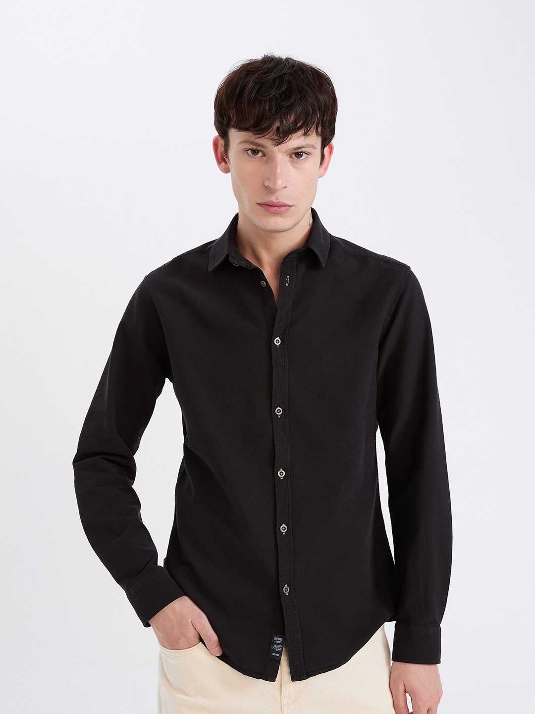 

DeFacto Men Spread Collar Solid Cotton Casual Shirt, Black