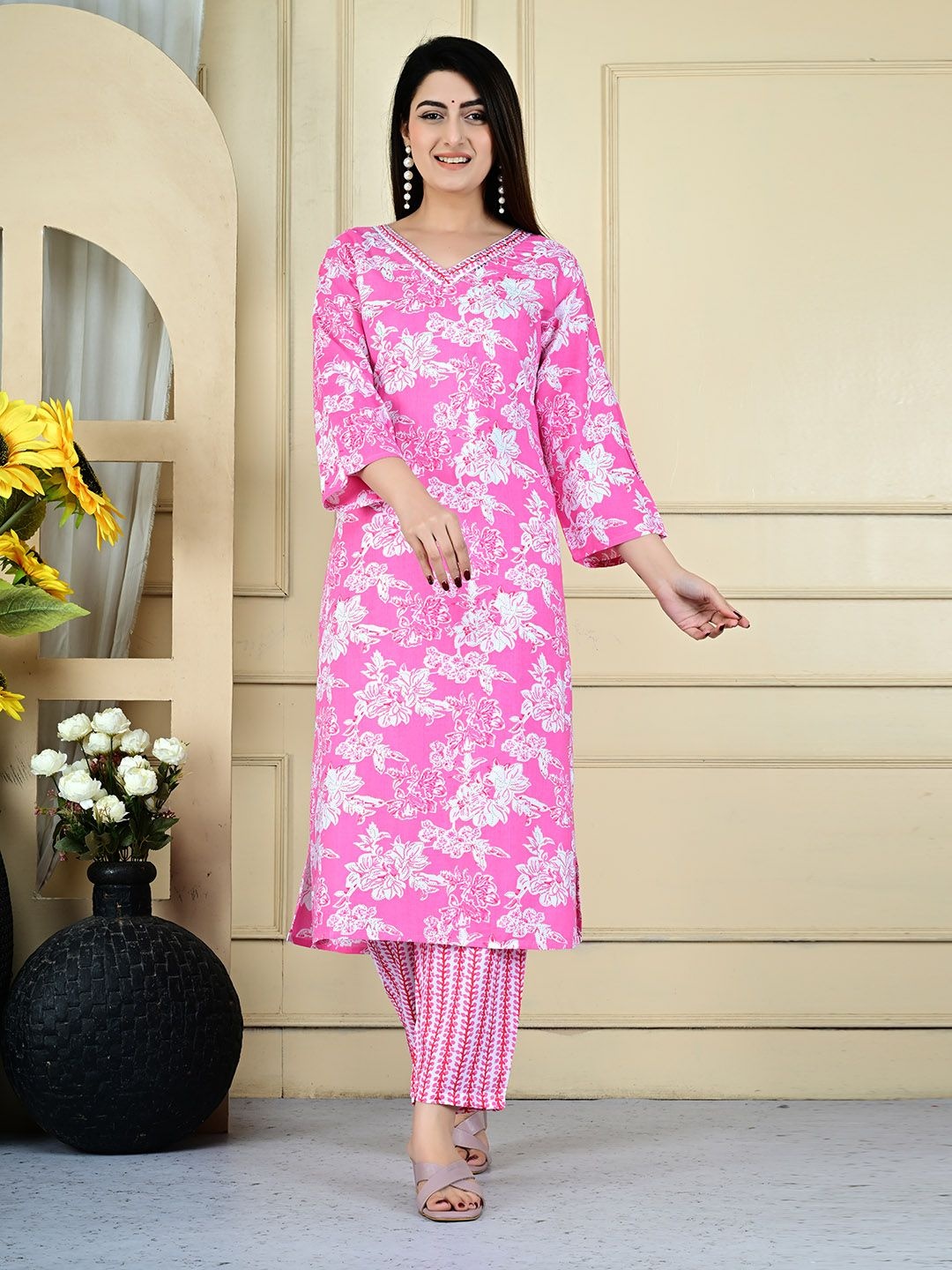 

Meena Bazaar Floral Printed V-Neck Sequinned Cotton Straight Kurta With Trouser, Pink