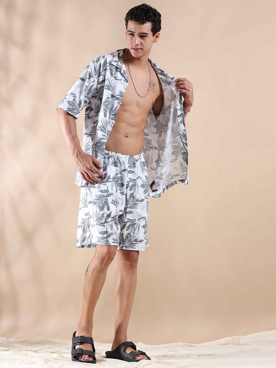 

HOUSE OF MAHNOTS Men Floral Printed Shirt Collar Shirt With Shorts, Grey