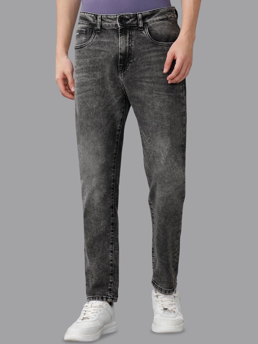 

Voi Jeans Men Relaxed Fit Low Distress Light Fade Stretchable Jeans, Black