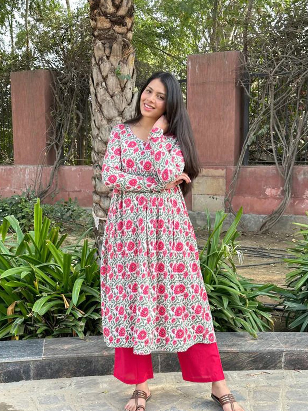 

JONAYA Floral Printed V-Neck Gotta Patti Pleated Pure Cotton Anarkali Kurta, White