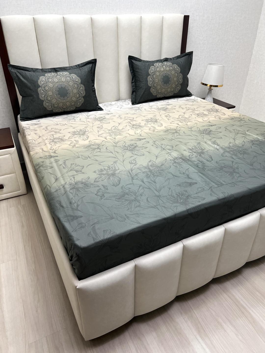 

Pure Decor Royal Majestic Green Printed 260TC Pure Cotton King Bedsheet Set 2.74m x 2.74m