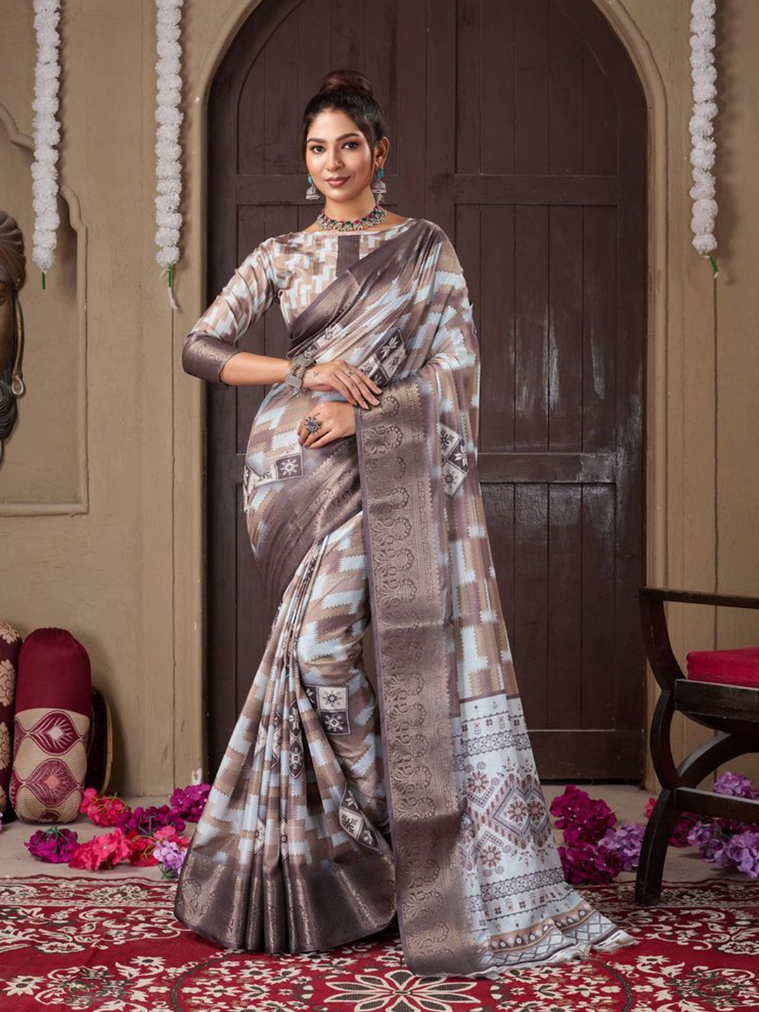 

Fashion FRICKS Abstract Printed Zari Woven Design Saree, Brown