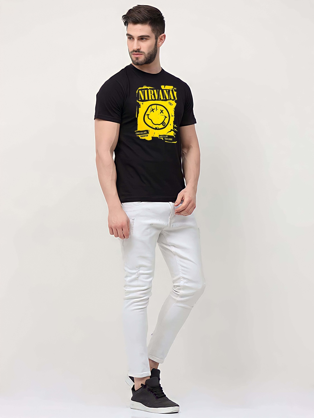 

BOWLIFESTYLE Men Graphic Printed Round Neck Cotton T-shirt, Black