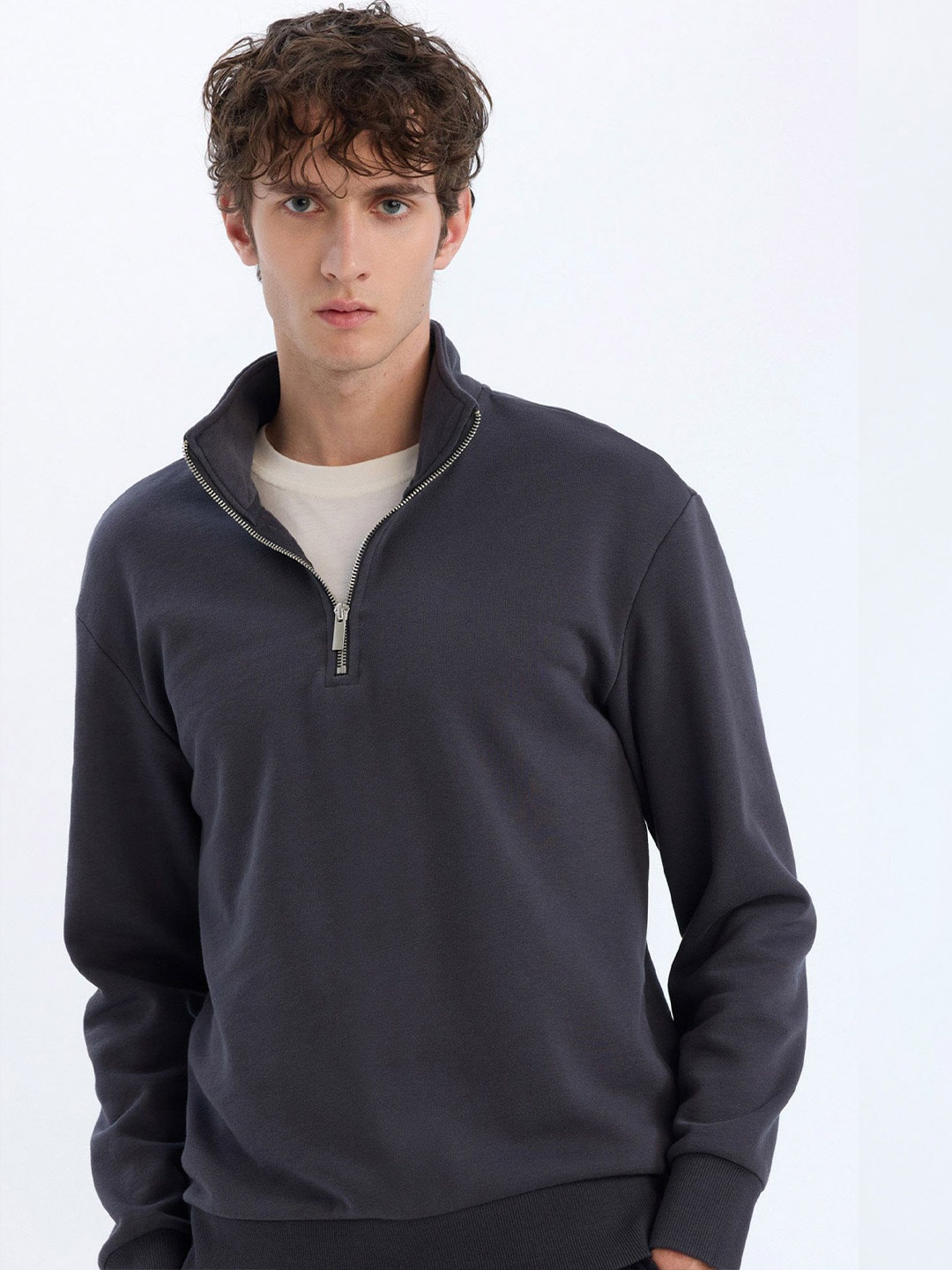 

DeFacto Men High Neck Half Zipper Pullover, Grey melange