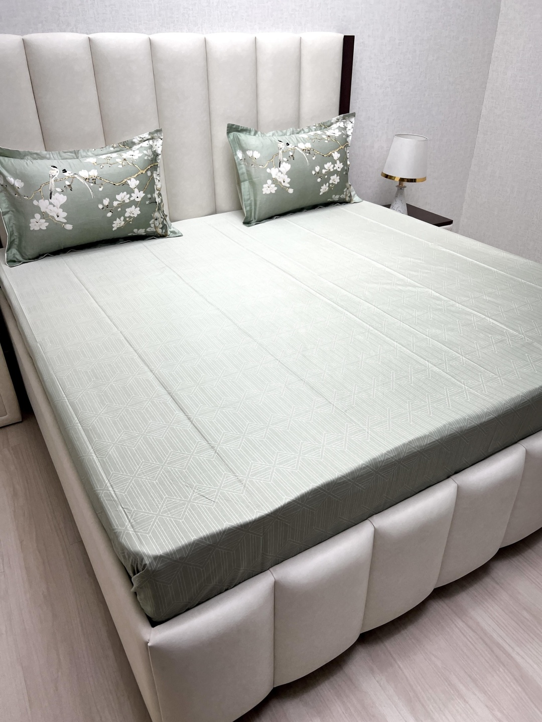 

Pure Decor Royal Majestic Green Printed Pure Cotton 350TC King Bedsheet Set 2.74m x 2.74m