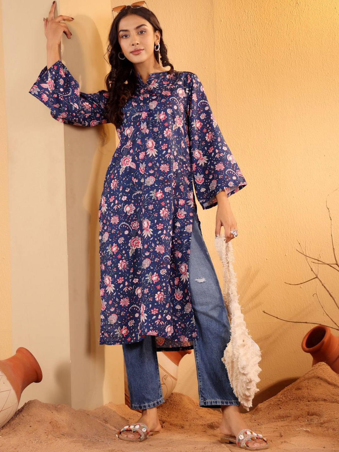 

Varanga Floral Printed Mandarin Collar Flared Sleeves Straight Kurta, Navy blue