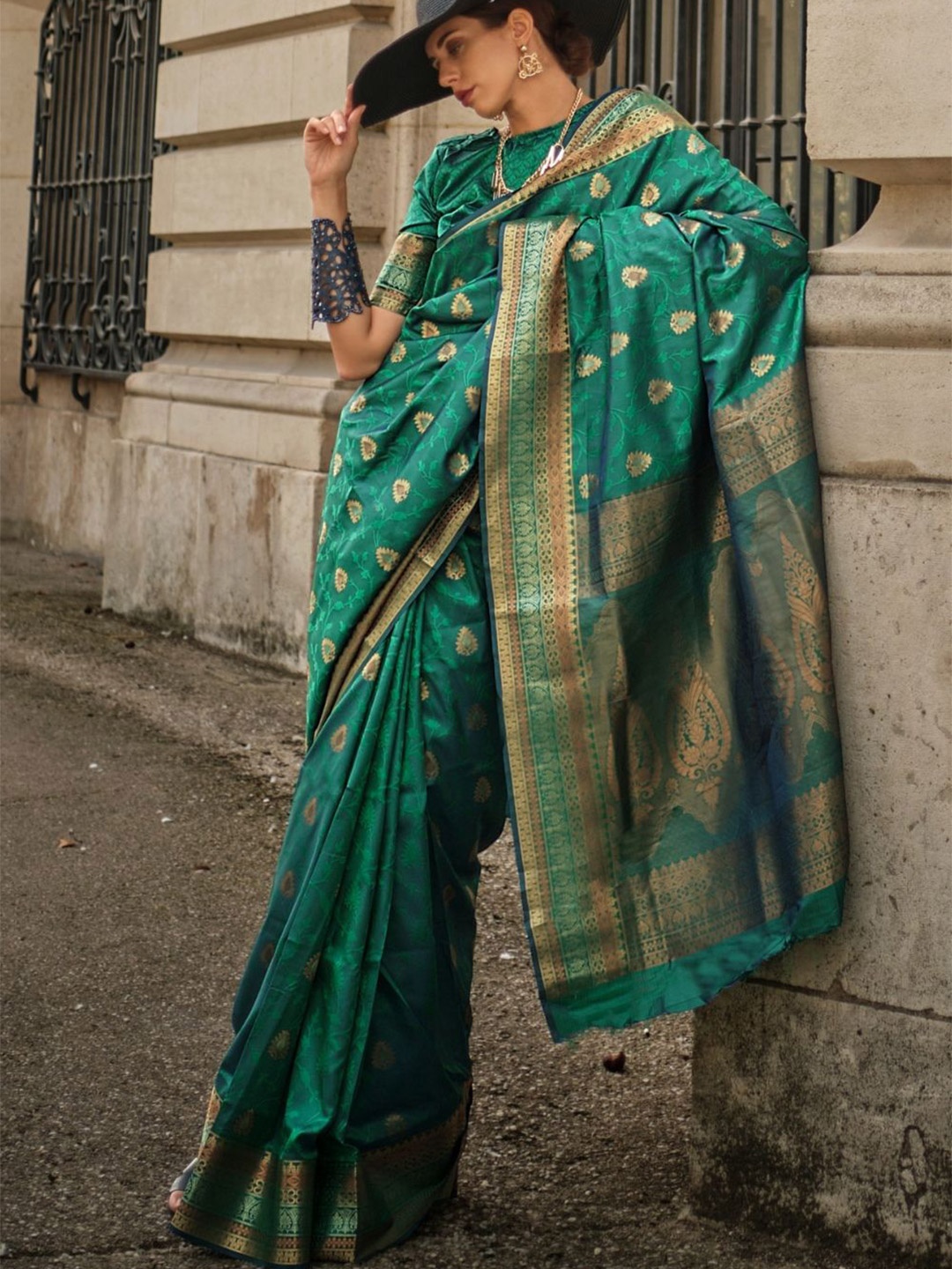 

BLENDIFY Woven Design Zari Silk Blend Banarasi Saree, Green