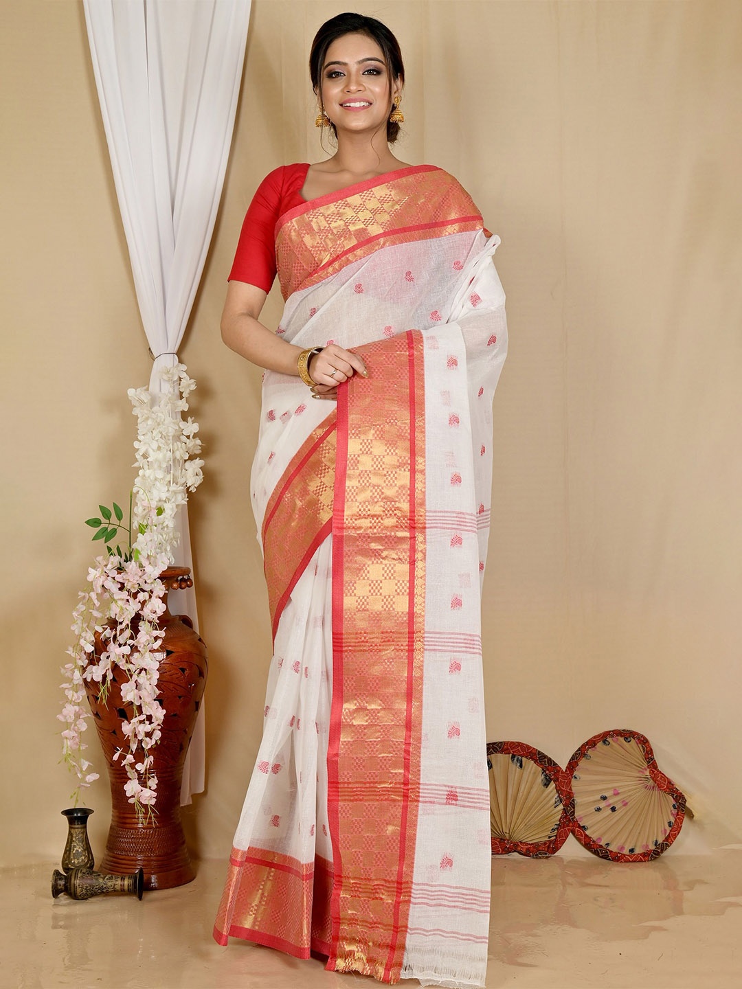 

DipDiya Floral Embroidered Pure Cotton Taant Saree, White