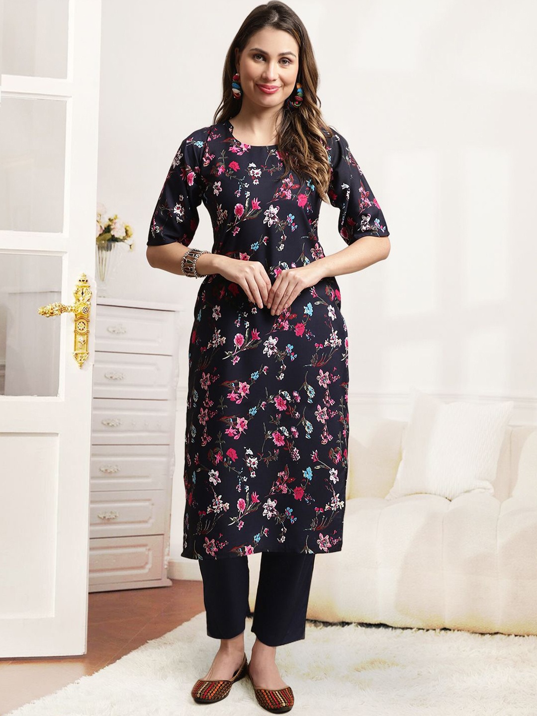 

7Threads Floral Printed Round Neck Straight Kurta With Trouser, Black