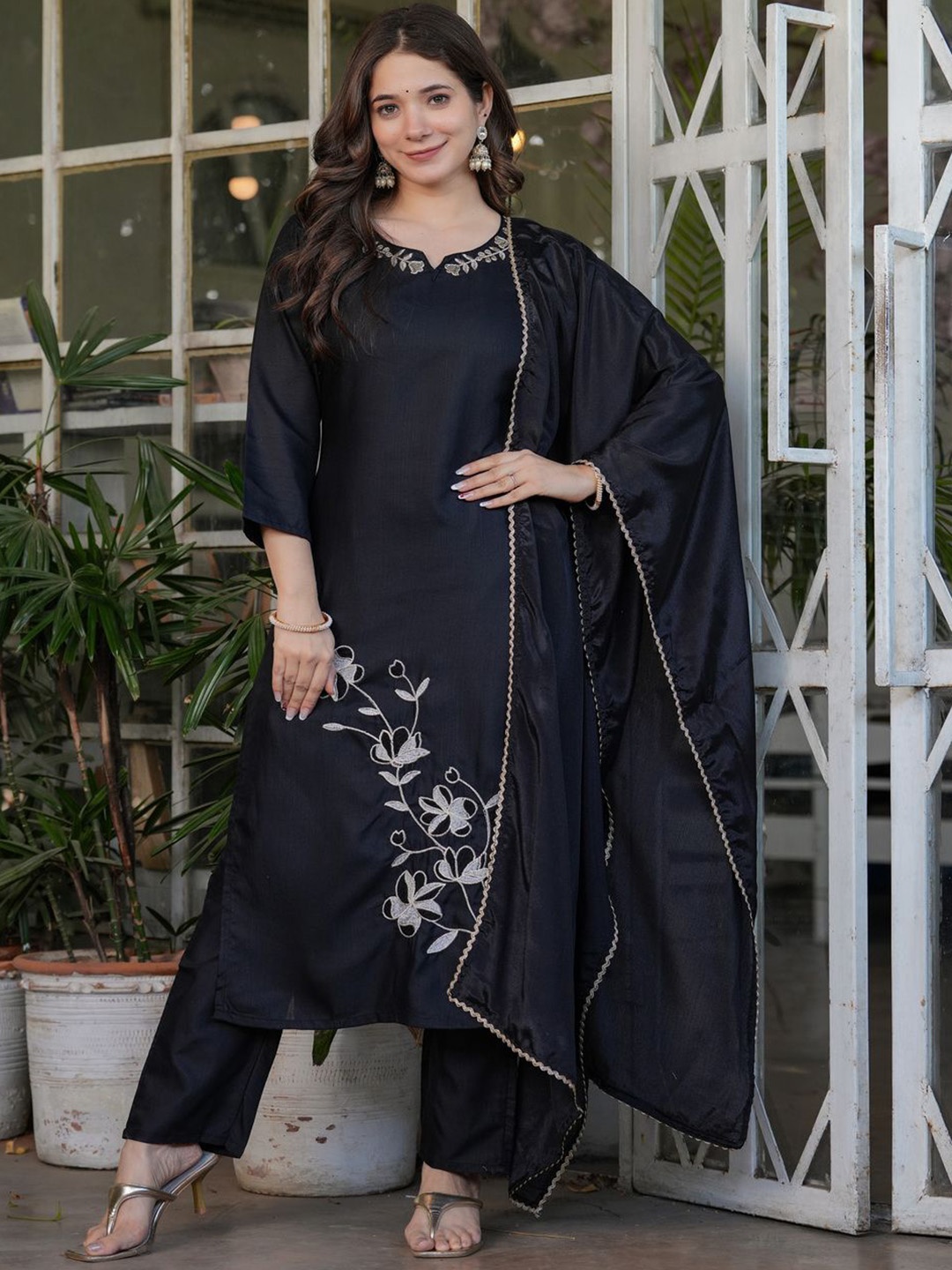 

ASCIIBLUES Women Floral Embroidered Regular Thread Work Kurta with Trousers & With Dupatta, Black