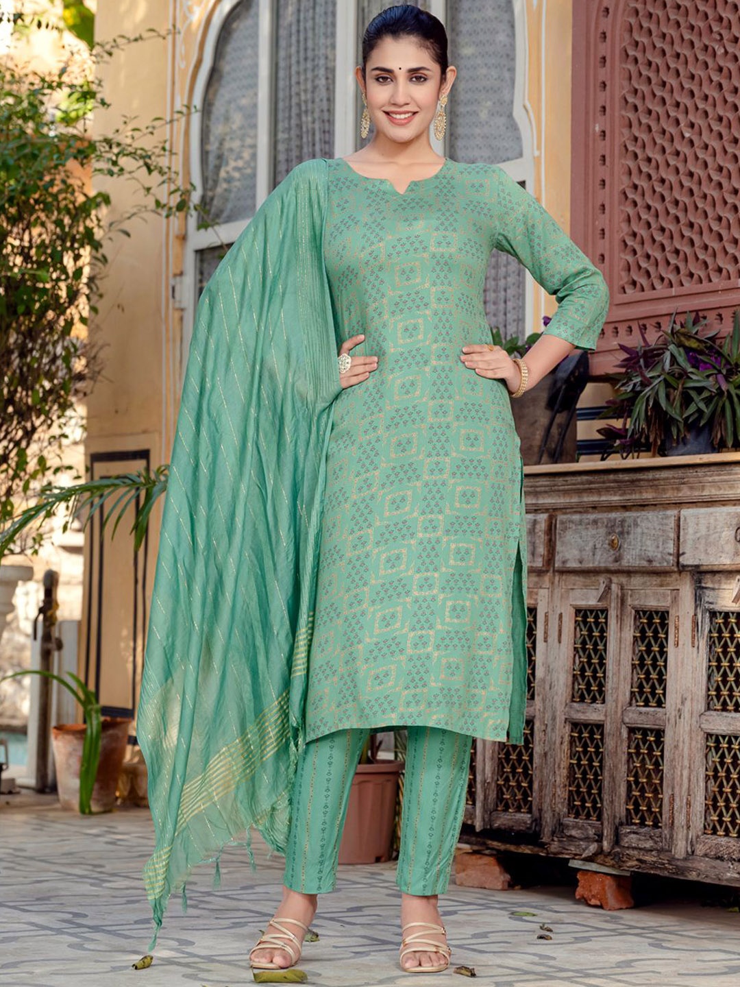 

ARADHNA Women Floral Printed Regular Kurta with Trousers & With Dupatta, Green