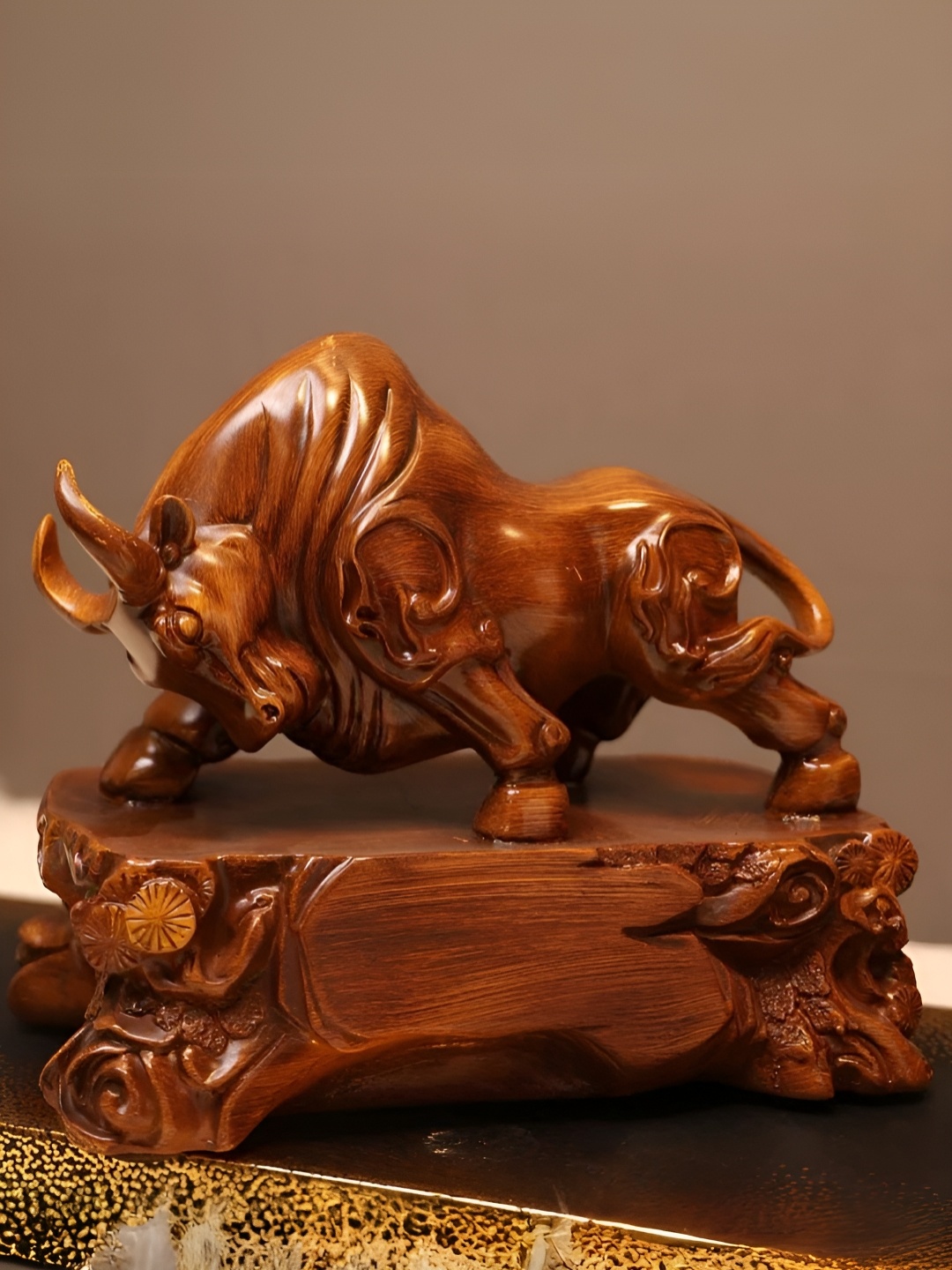 

SMOKEY COCKTAIL Brown Bold Bull Decor Statement Figurine Showpiece
