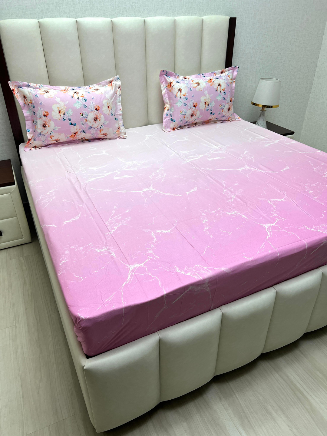 

Pure Decor Pink & White Abstract Printed 240 TC Cotton King Bedsheet Set 2.74 m x 2.74 m