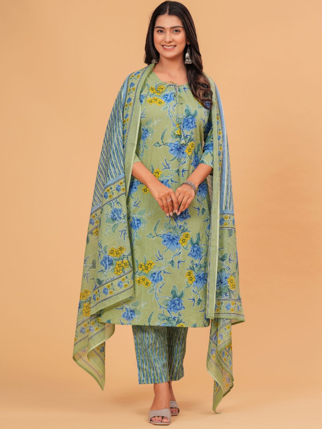 

yaltas Women Floral Printed Regular Kurta with Trousers & With Dupatta, Green