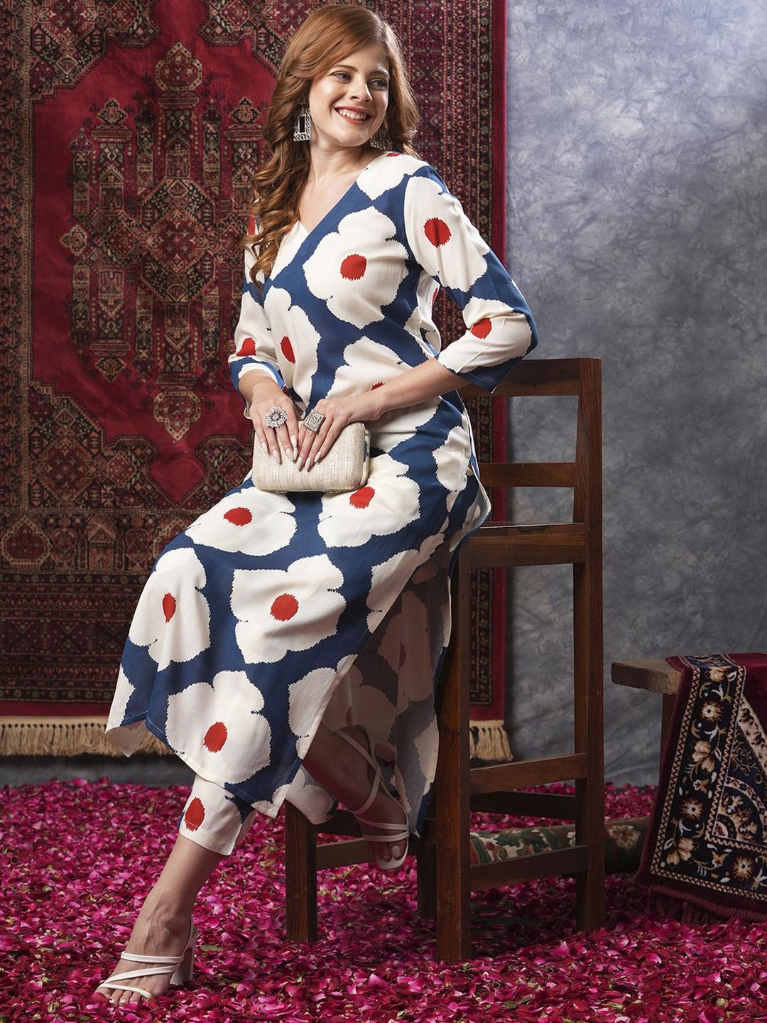 

DIVASTRI Floral Printed V-Neck Straight Kurta With Trousers, Blue