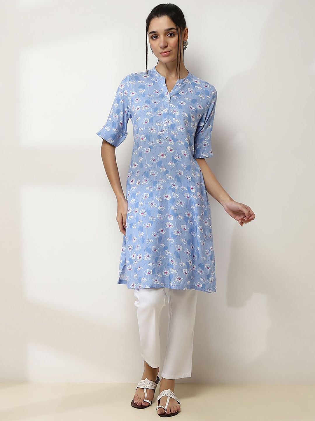 

Rangriti Floral Printed Mandarin Collar Straight Kurta, Blue