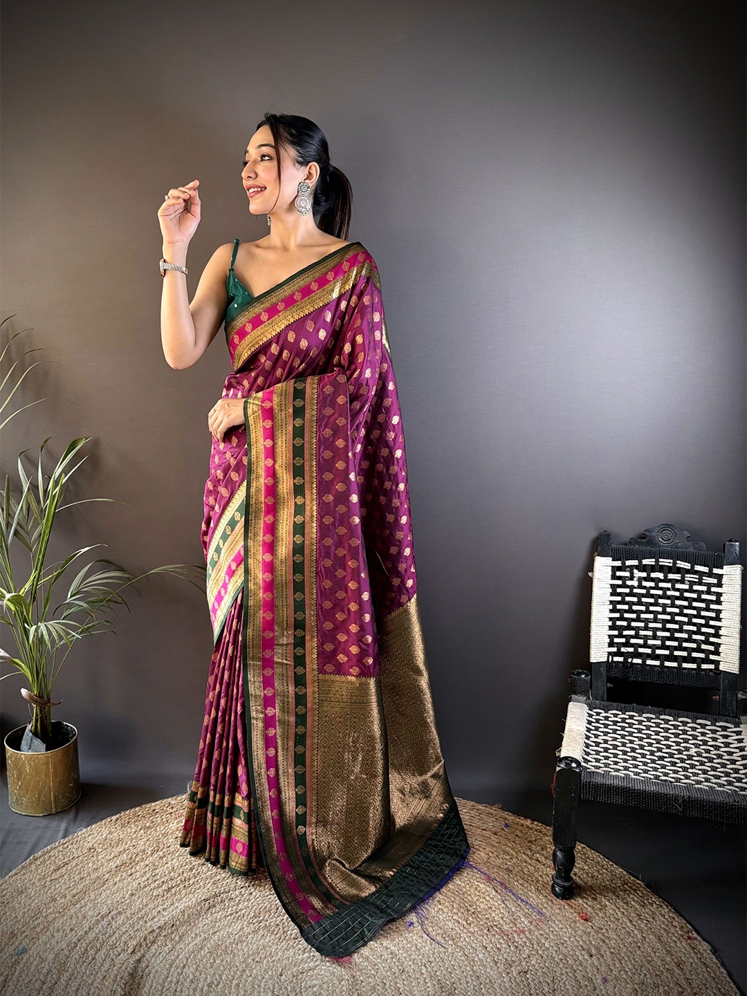 

HEER FASHION Ethnic Motifs Woven Design Zari Banarasi Saree, Magenta