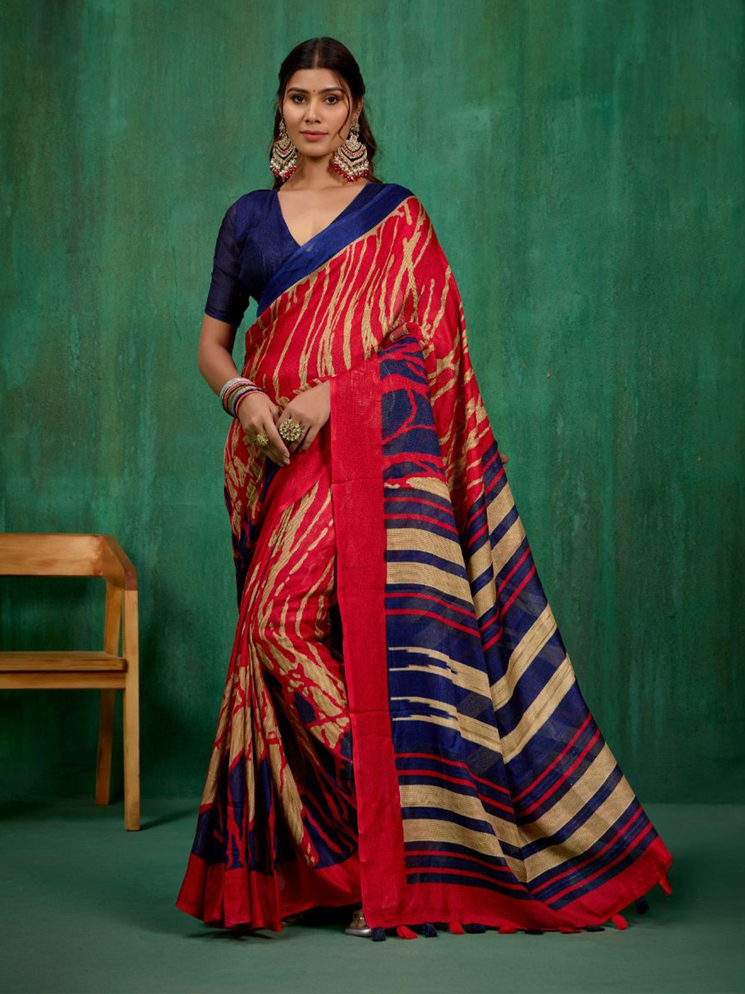 

Sangria Printed Saree With Blouse Piece, Red