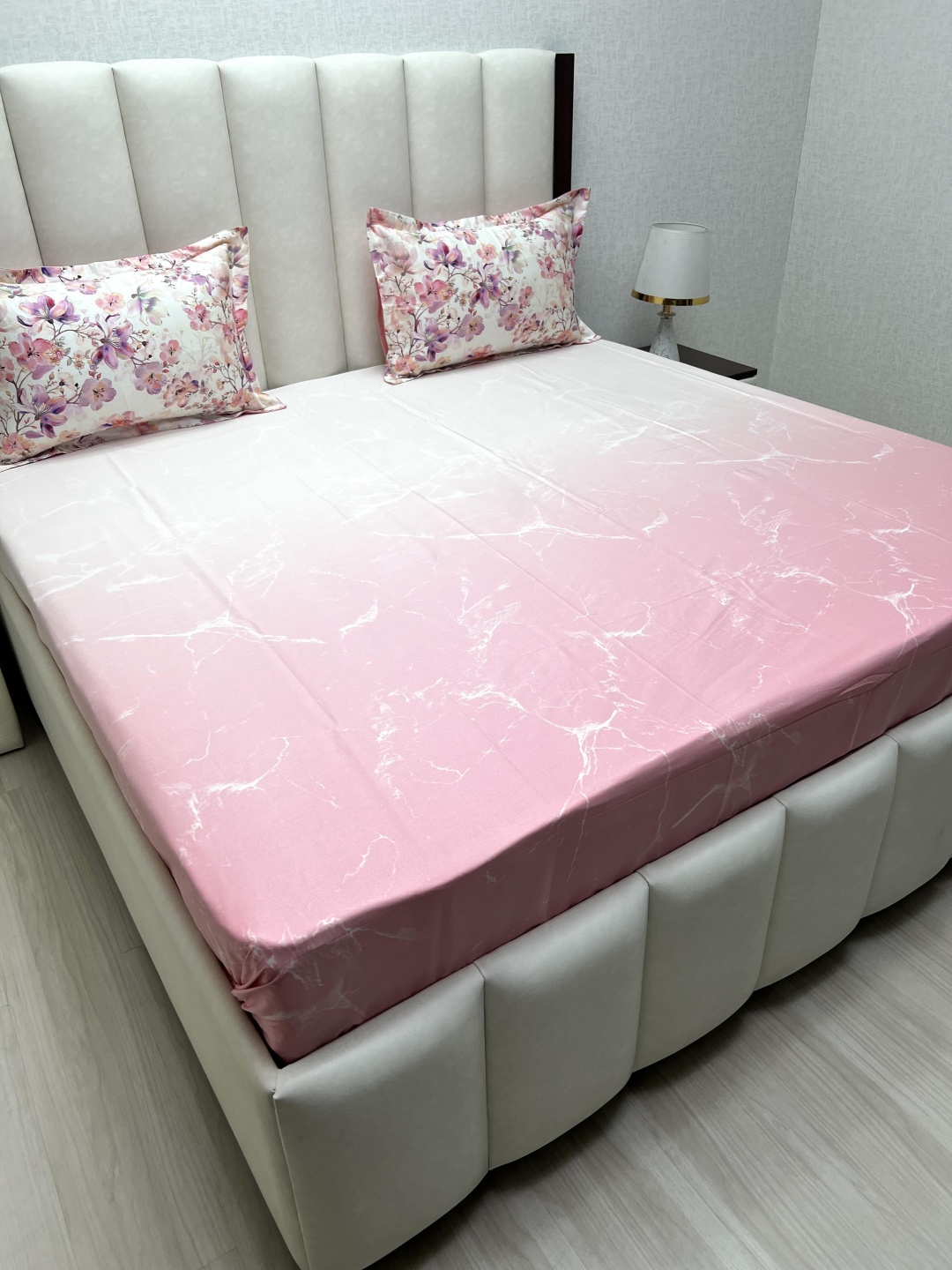 

Pure Decor Pink & White 350 TC King Bedsheet with 2 Pillow Covers