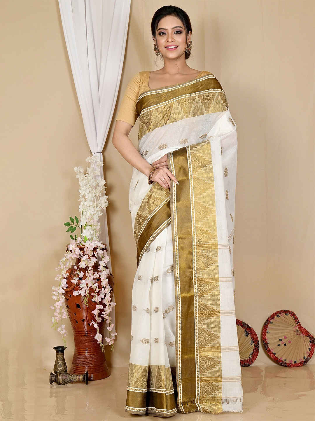 

DipDiya Women Ethnic Motifs Pure Cotton Taant Saree, White