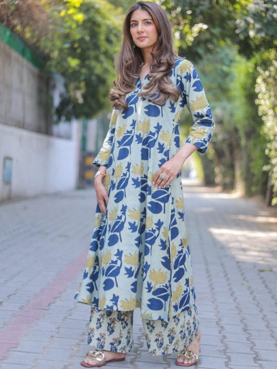 

Modestouze Attires Floral Printed V-Neck Kurta With Trousers, Blue