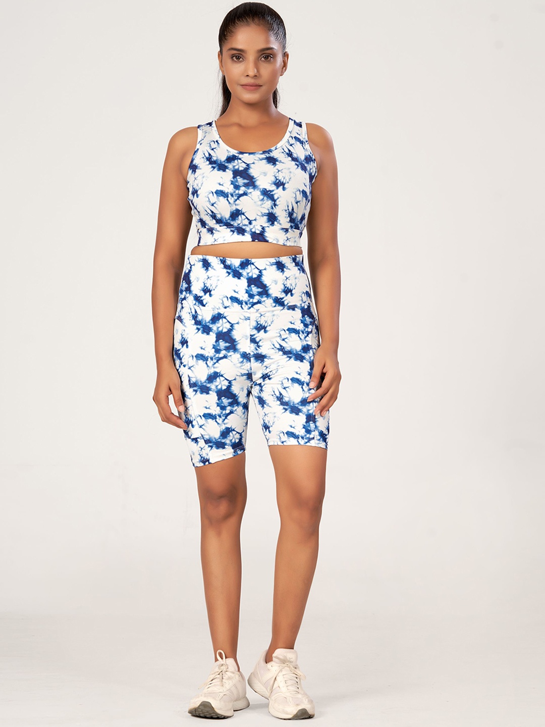 

POOJARAN Women Printed Round Neck Tracksuits, Blue
