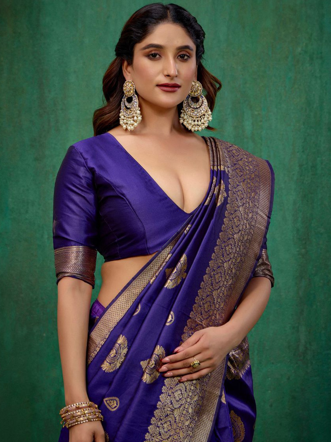 

Sangria Woven Design Saree With Blouse Piece, Purple