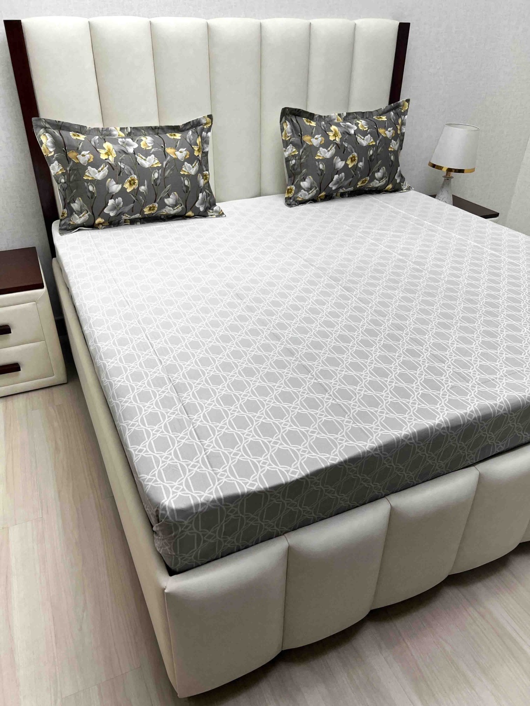 

Pure Decor White Geometric Printed Pure Cotton 260 TC King Bedsheet Set 2.74 m x 2.74 m