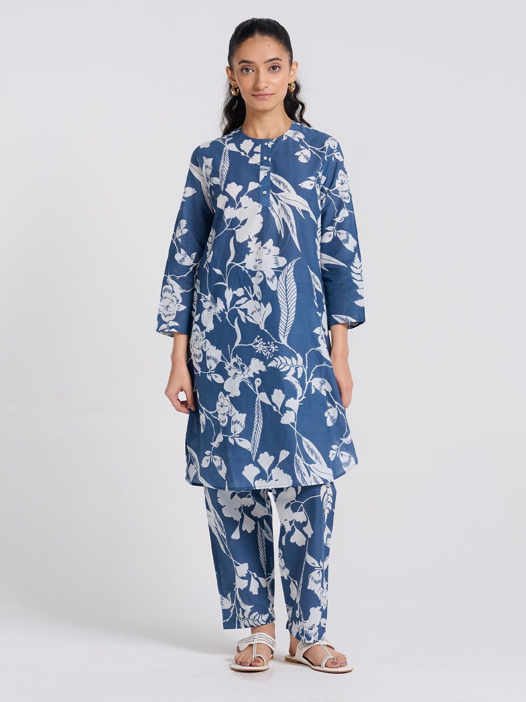 

Rustorange Women Floral Printed Regular Pure Cotton Kurta with Trouser, Navy blue